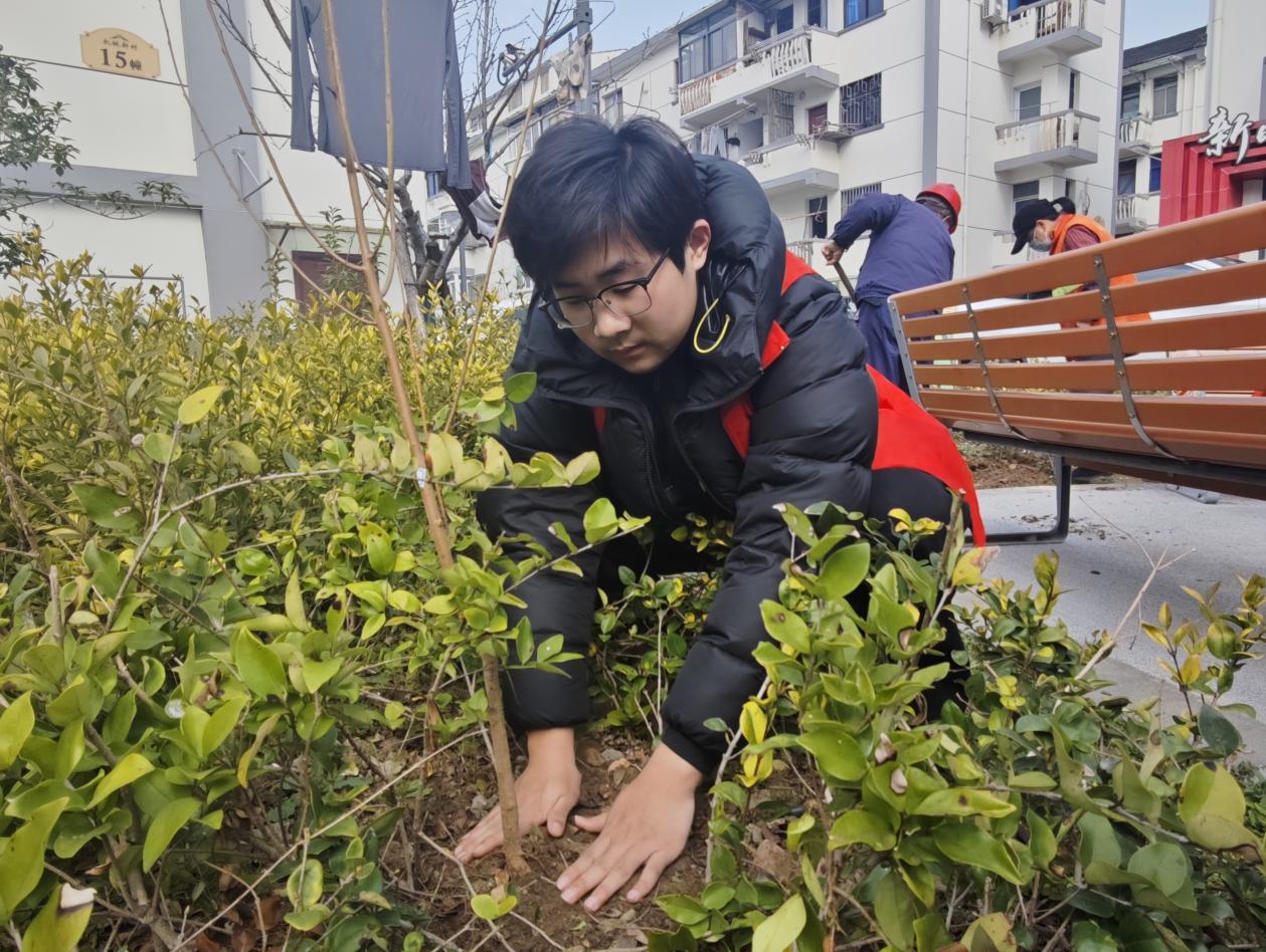 世界杯官网2026世界杯官网志愿者走进社区开展植树节活动